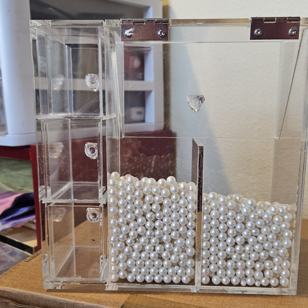 Clear Acrylic Makeup Brush Storage And Organizer with Pearl Accents - Picture 3 of 9